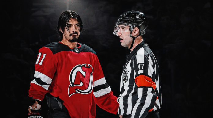 Raport z NHL: Zaciągnęli mu bluzę na łeb i dostał za to karę. Hokej