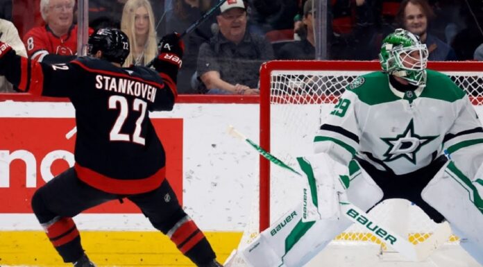 Nocna Zmiana z NHL: Transferowi „koledzy” na kolejnej mijance. Hokej Logan Stankoven kładzie na lód Mikko Rantanena, transfer NHL Hurricanes Stars.